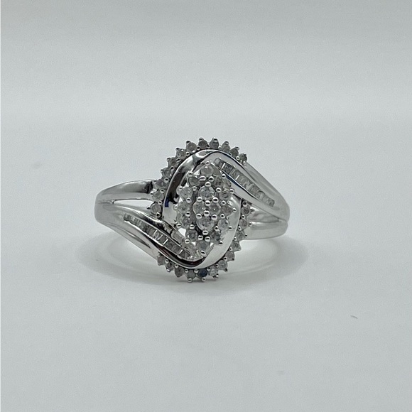 0.40 CT Marquise Cut Natural Diamond Ring - Picture 4 of 8